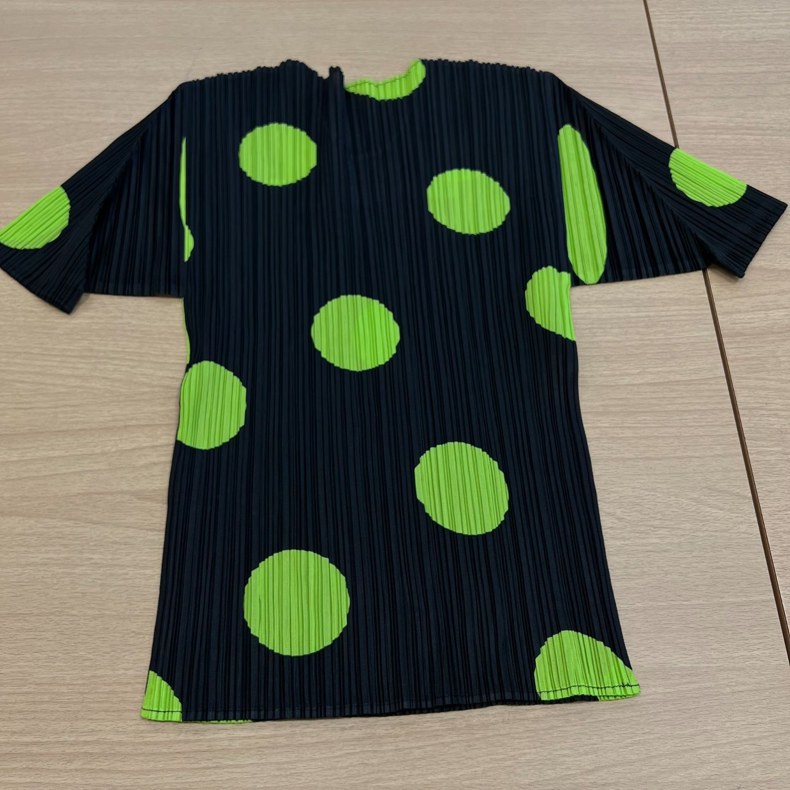 PLEATS PLEASE イッセイミヤケ 水玉 半袖 Tシャツ プリーツ生地 蛍光