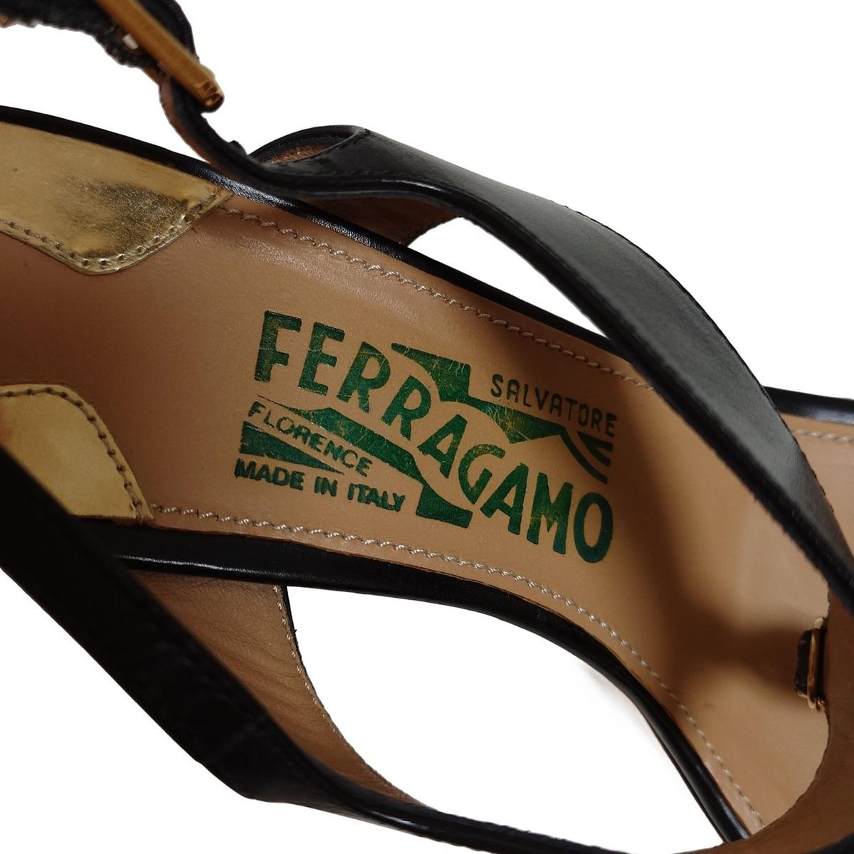 FERRAGAMO|SalvatoreFerragamo サルバトーレフェラガモ サンダル 6 D レディース - 黒×ゴールド ヴァラ レザー KIN-KAAI_COM