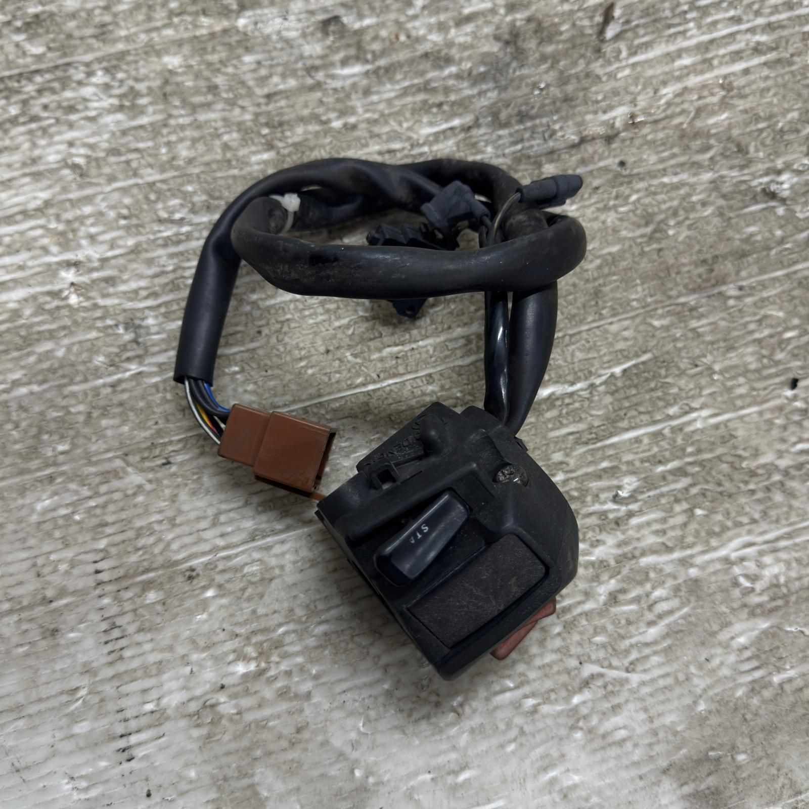 HONDA ホーネット250 MC31 ハンドルスイッチボックス 右 ホンダ