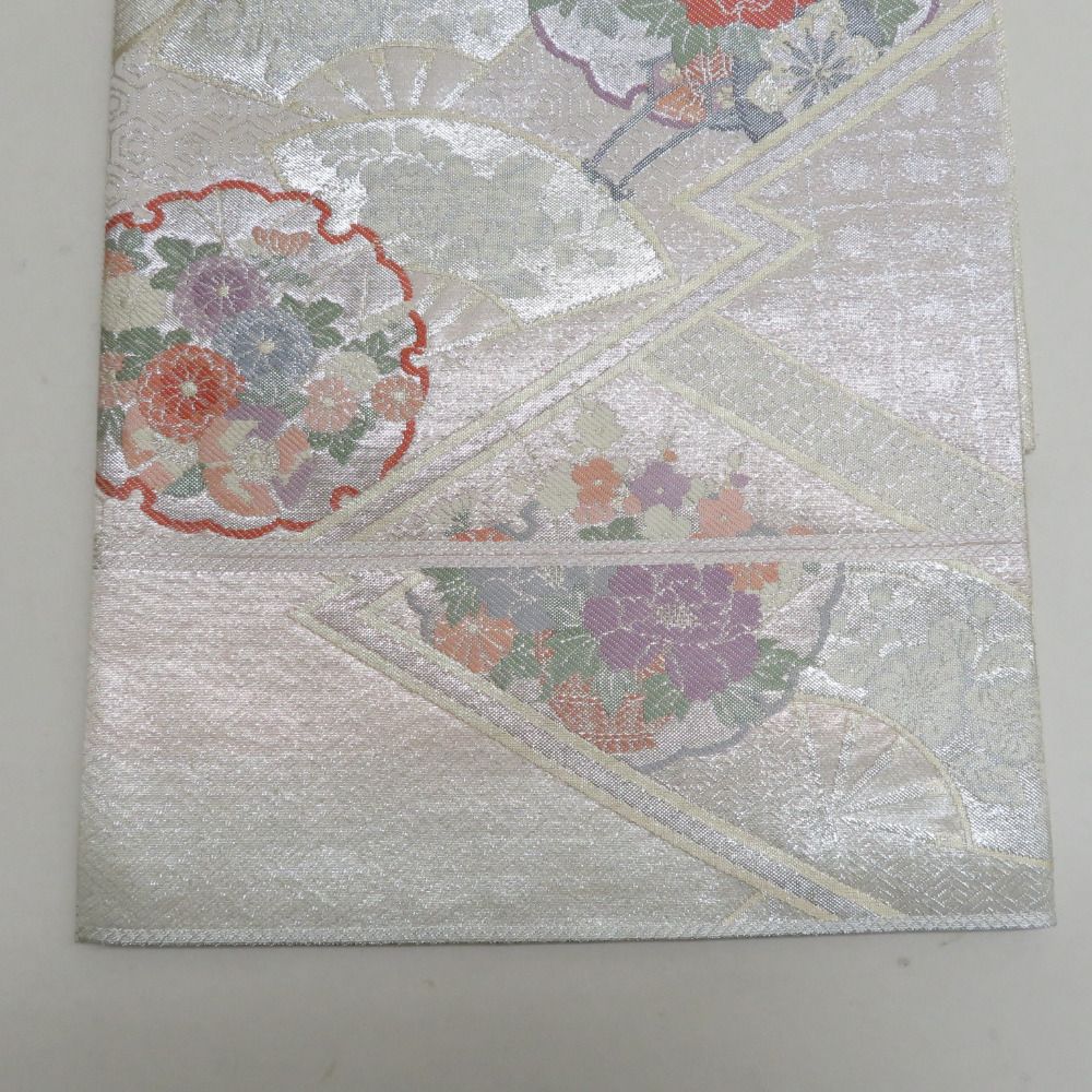 袋帯 九百佐賀錦 花ごよみ都乃宴 銀糸 雪輪に花々など シルバー系  銀色ｘ薄インク色ｘ多色  正絹 仕立て上がり 長さ448cm 【キモノオフ野々市若松店】 袋帯 九百佐賀錦 花ごよみ都乃宴 銀糸 雪輪に花々など シルバー系 銀色