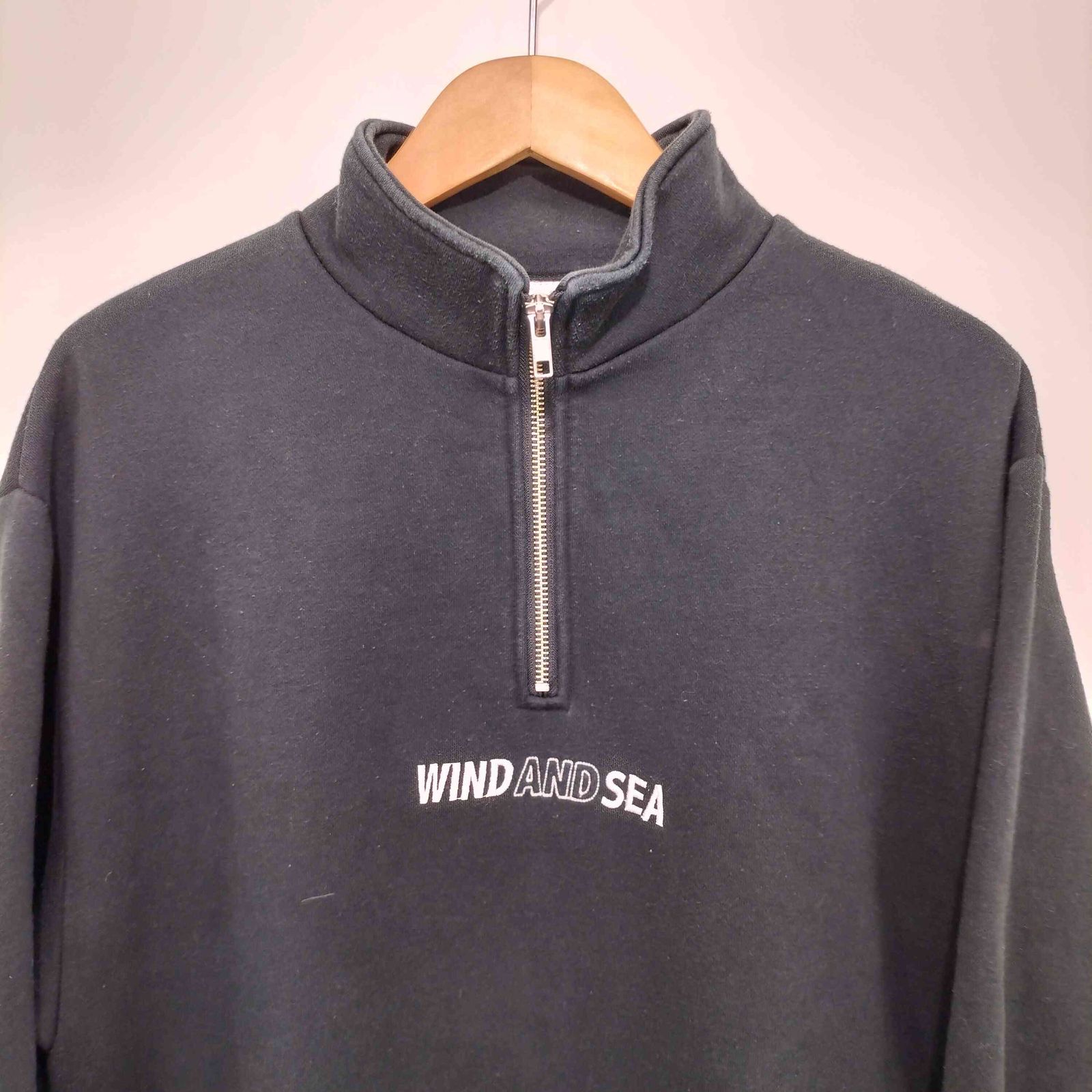 【WIND AND SEA】ウィンダンシー◇LOGO HALF-ZIP スウェット ウィンダンシー WIND AND SEA ハーフジップフロントロゴ刺繍
