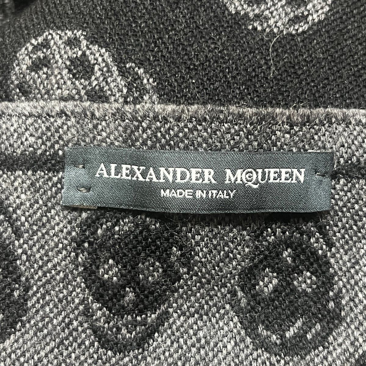 ALEXANDER McQUEEN(アレキサンダーマックイーン) マフラー美品 - 黒×グレー スカル ウール