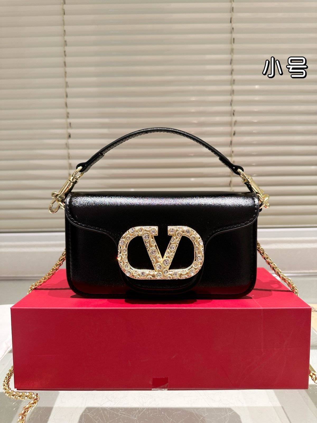 【関税＆送料込み】Valentino Garavani LocA Small Leather S 関税＆送料込み】Valentino Garavani LocA Small Leather S