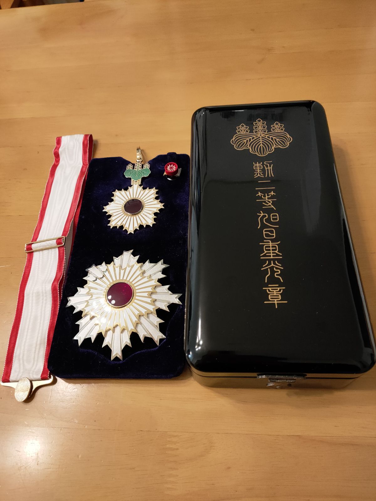 激レア 極美品】勲二等旭日重光章 共箱 略綬 綬付 完品！勲章 徽章 本物保証 - メルカリ