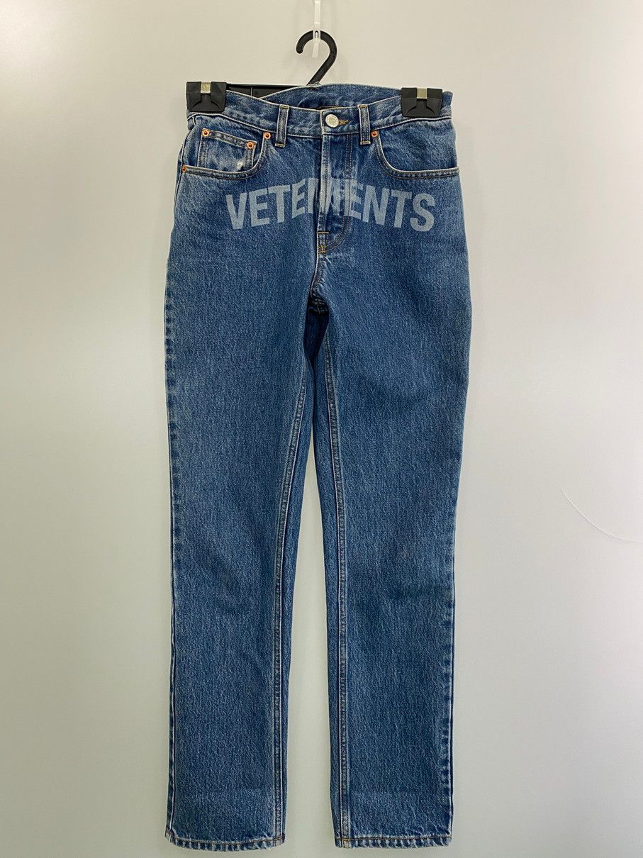 VETEMENTS ヴェトモン WASH21PA135 20AW フロントロゴプリント スキニーデニム ボトムス サイズ S インディゴ メンズ 152-250422-AS-54-min