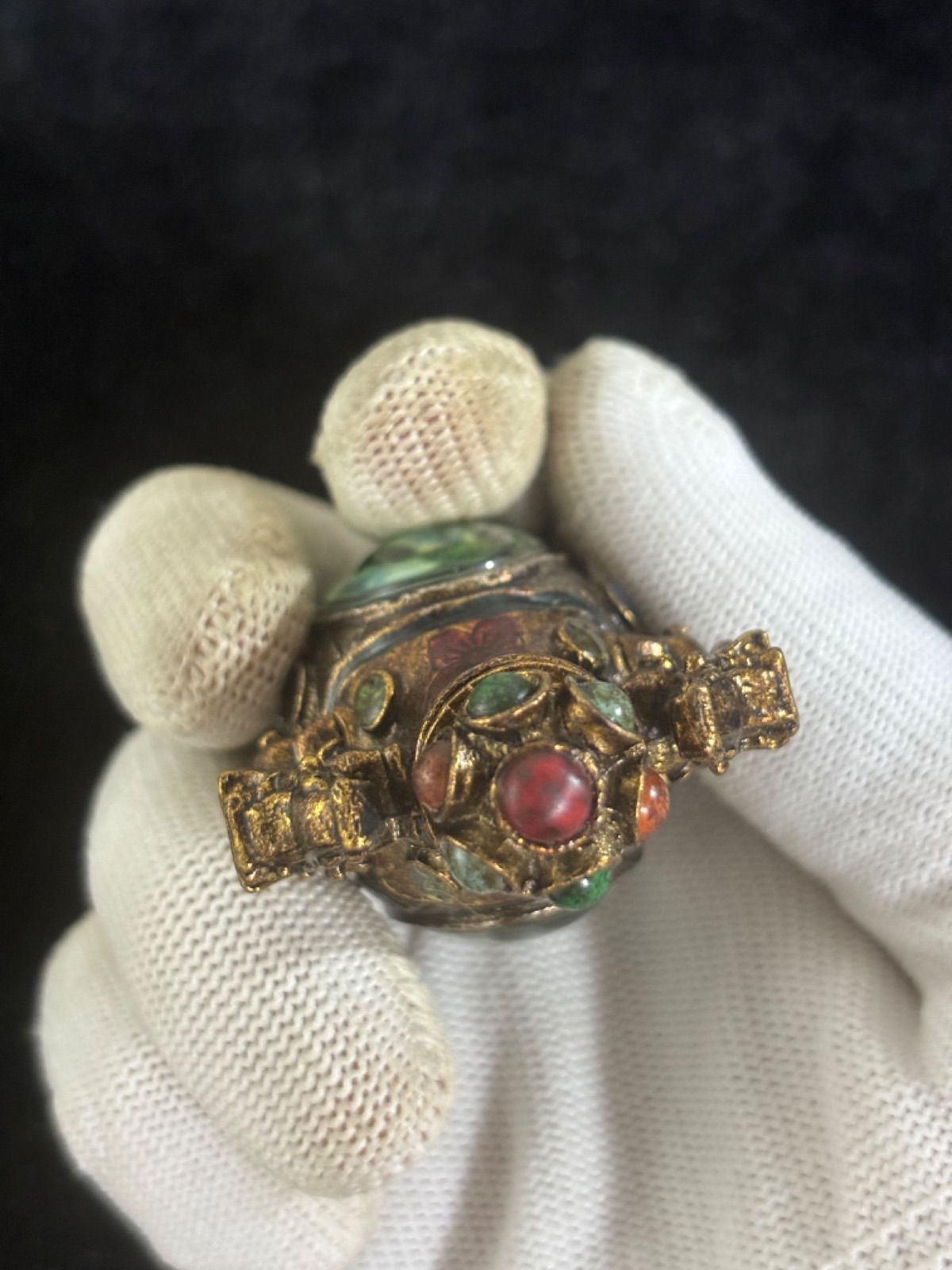 極上　置物　鼻烟壶　中国古美術　古美術品　細密細工　骨董　アンティーク　彫 鼻煙壺 「乾隆年製」 古磁 中国古美術 美品 薬瓶 希少 珍蔵 置物