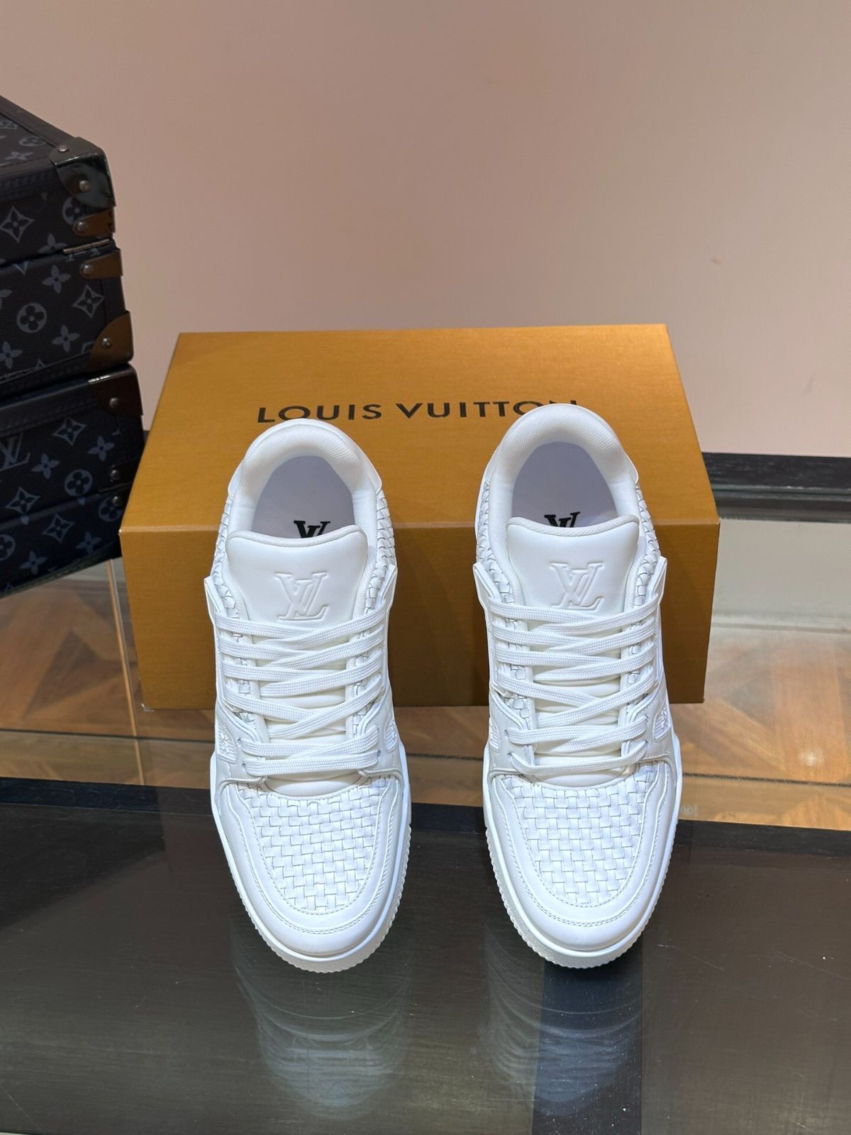 Louis Vuitton ホワイト スニーカー Louis Vuitton ホワイト スニーカー