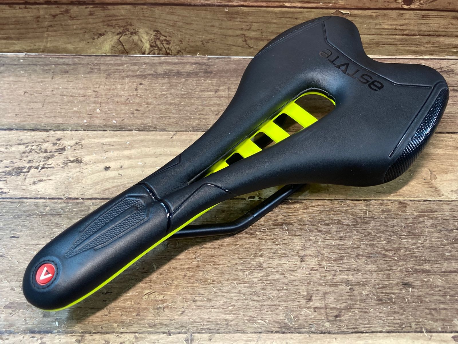 【新品未使用】ASTUTE SKYLINE VT サドル ASTUTE 「アスチュート」 SKYLINE VT サドル / バイチャリ浜松店 未