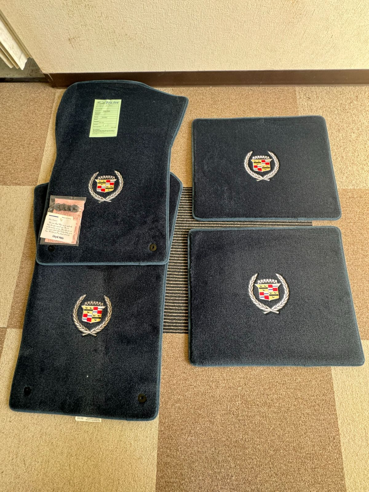 □送料込み□キャデラック□フロアマット□LLOYD製□1台分□4ピース 