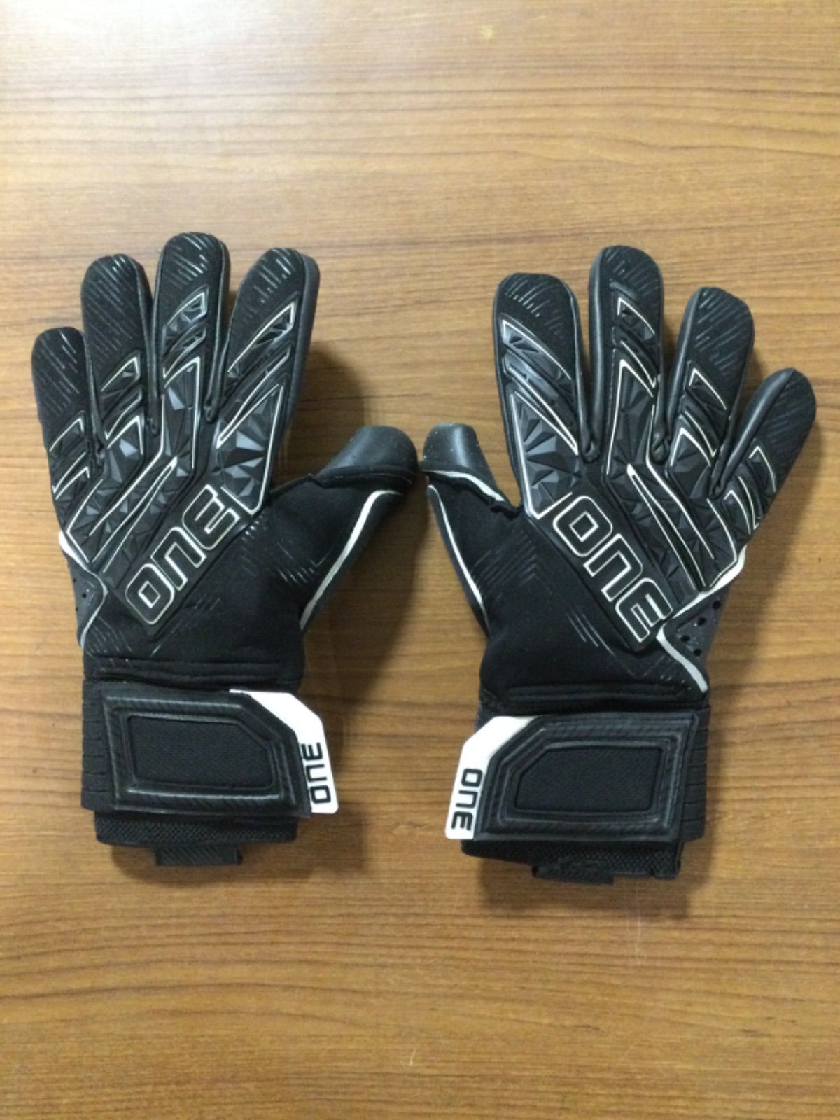 訳あり 新品未使用品】ONE キーパーグローブ 6号 サッカー,キーパー
