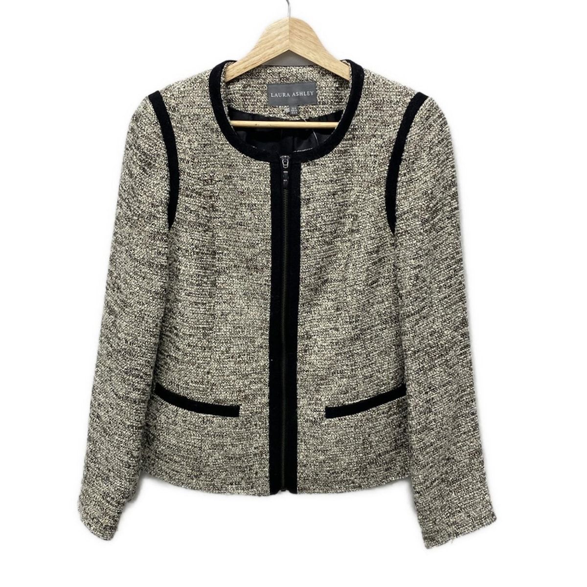 LAURA ASHLEY 黒 ベロア フリル付きフルジップジャケットLサイズ LAURAASHLEY(ローラアシュレイ) ジャケット サイズ8 M