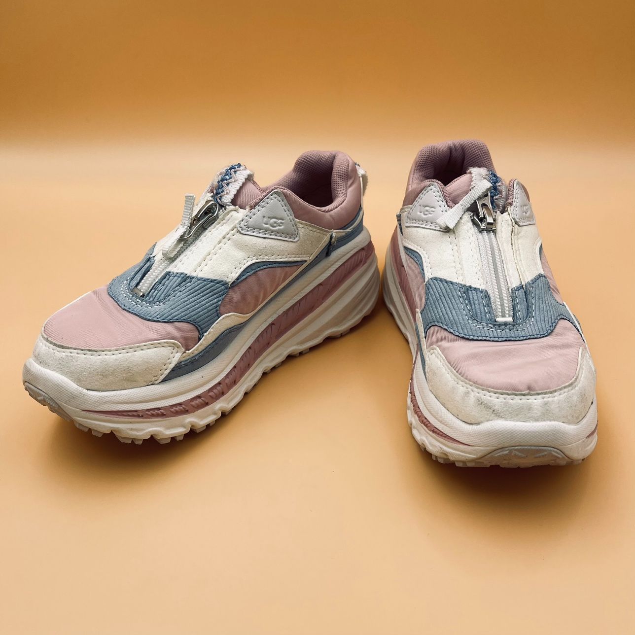 UGG スニーカー　レディース あの歌姫をパロディーしたY2Kルック'UGGの厚底スニーカー CA805