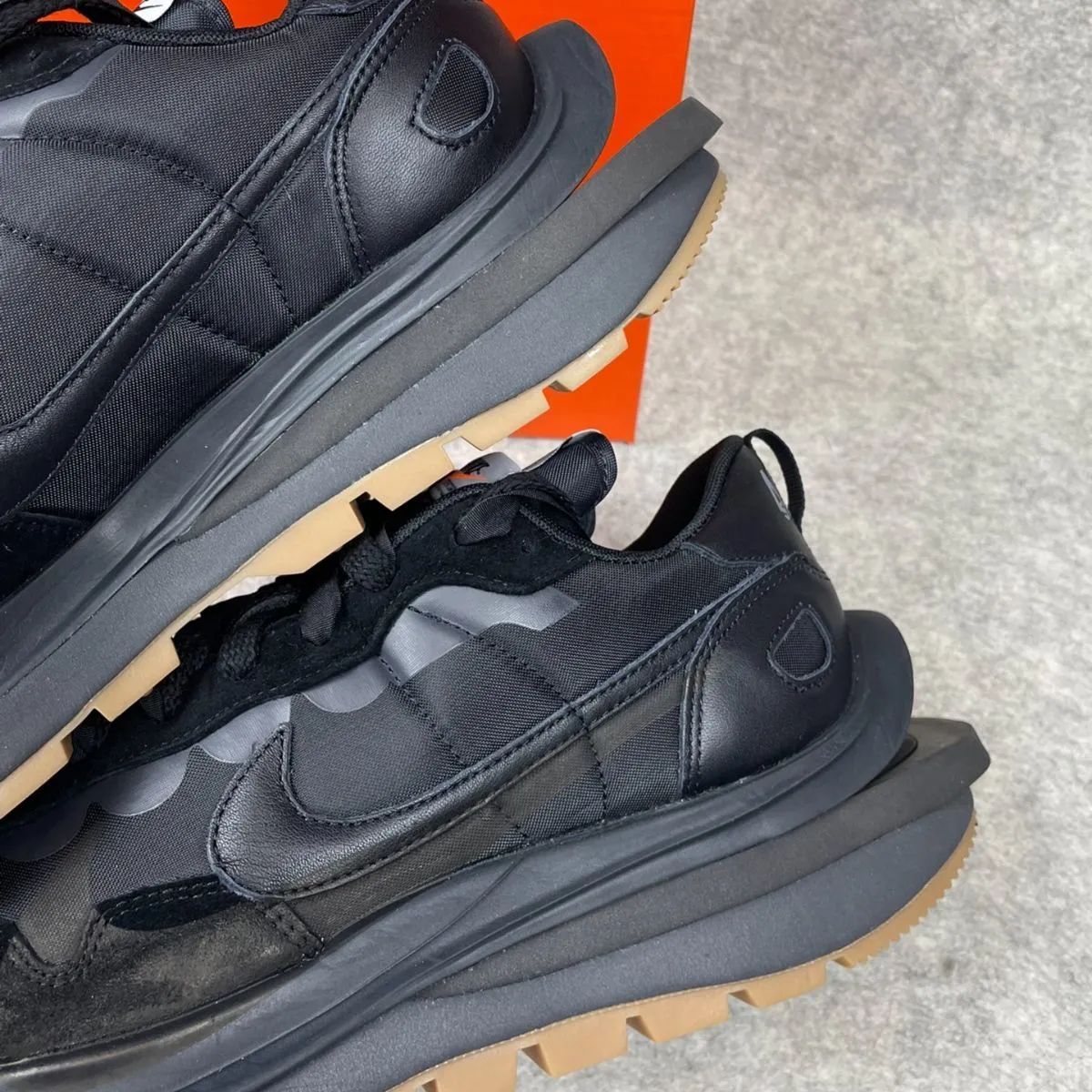 スニーカー sacai × Nike VaporWaffle Black Gum サカイ × ナイキ ヴェイパーワッフル DD1875-001 メンズ  レディース - メルカリ