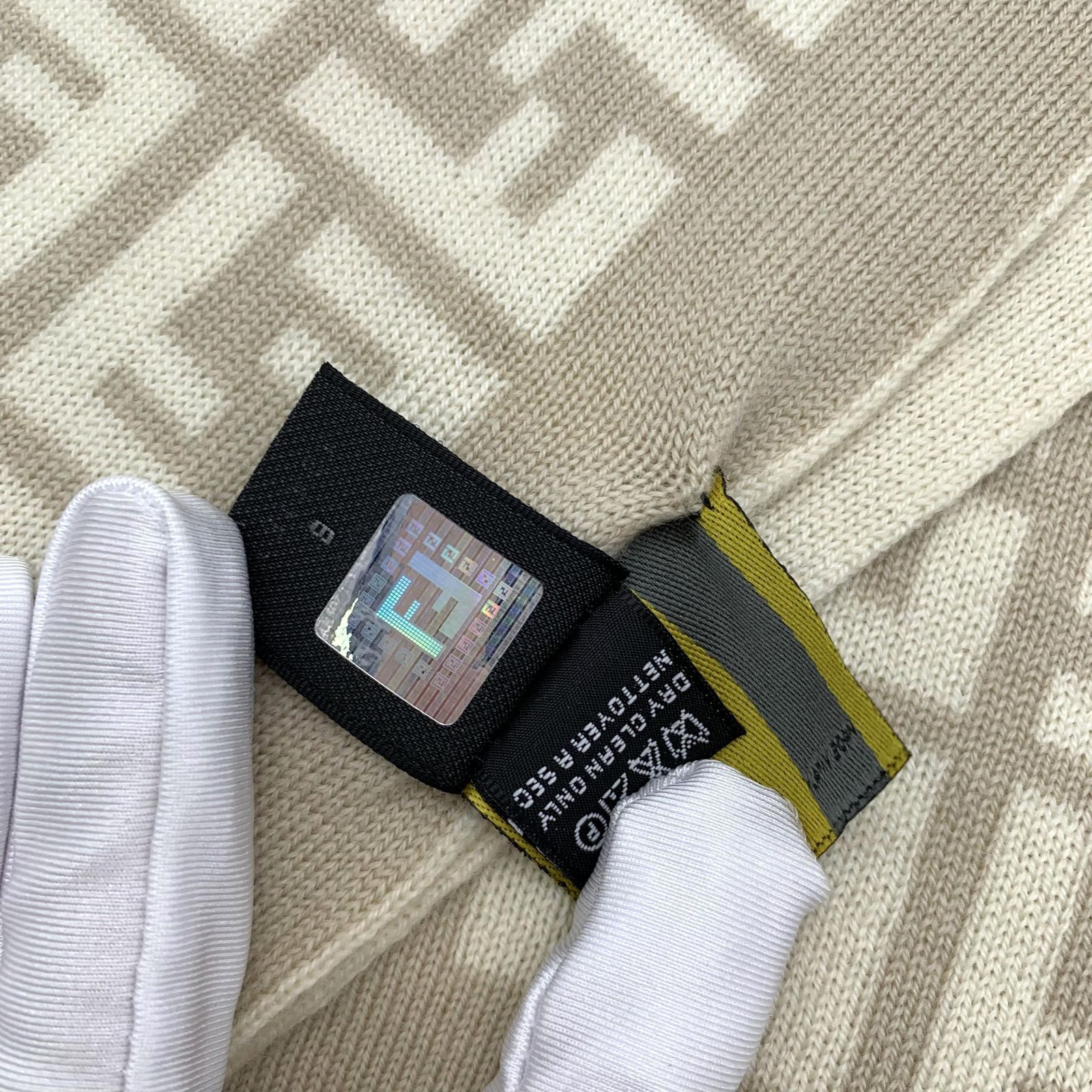 FENDI フェンディ　ズッカ　アイボリー　ウール　マフラー FENDI フェンディ マフラー ズッカ柄 ウール素材 アイボリー