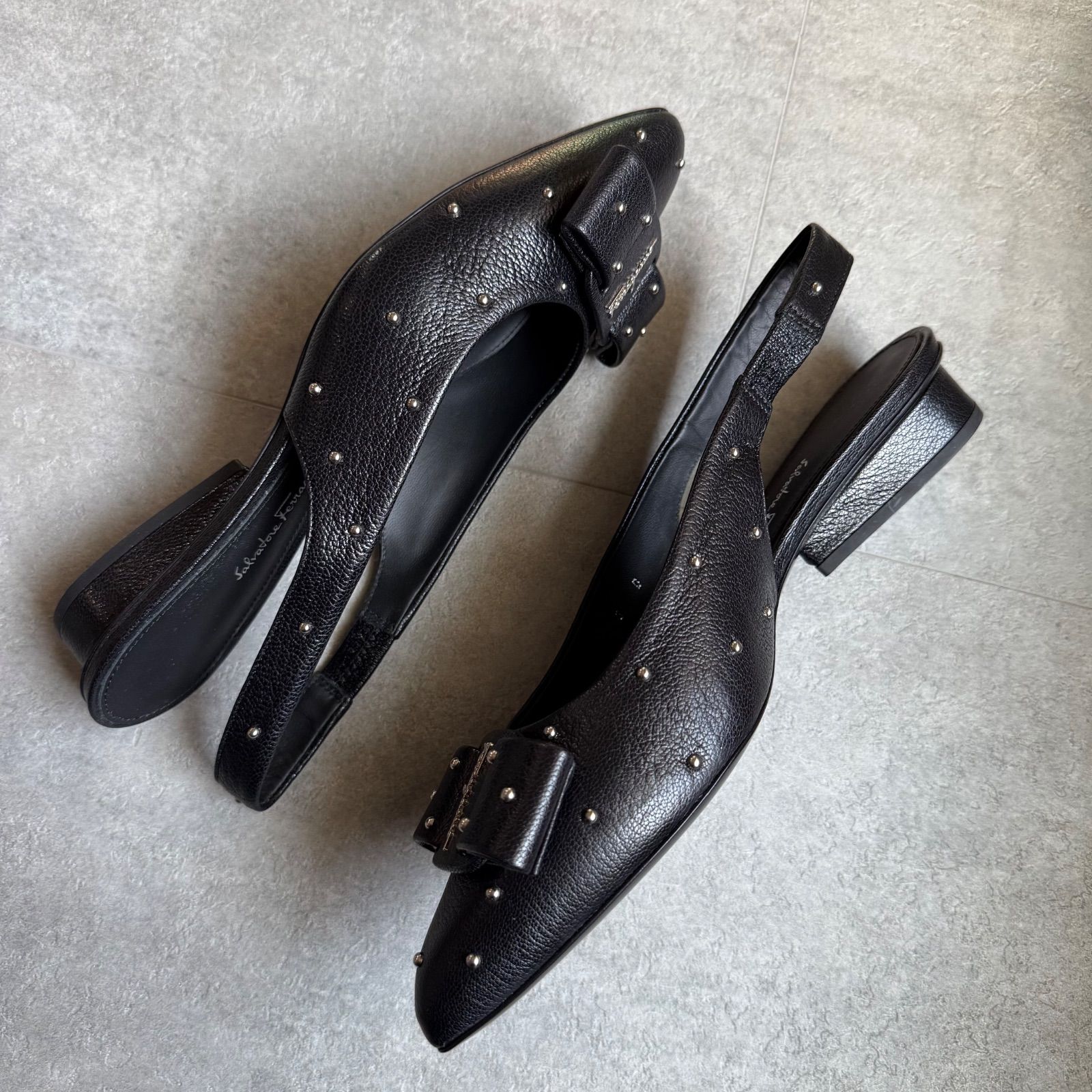 新品未使用 フェラガモ ヴァラリボン スタッズ 黒 パンプス