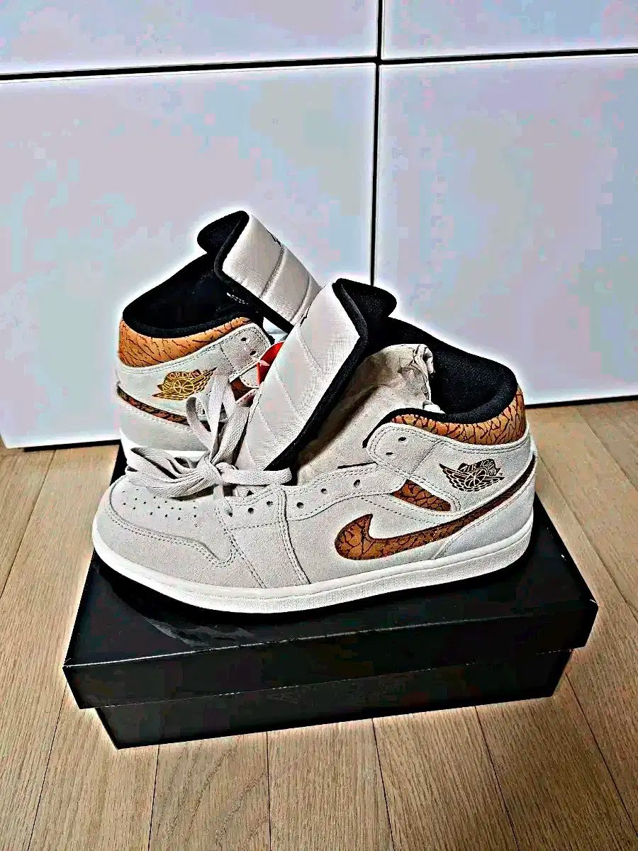 NIKE エアジョーダン 1 ミッド SE ブラウン メタリック GOLD 270