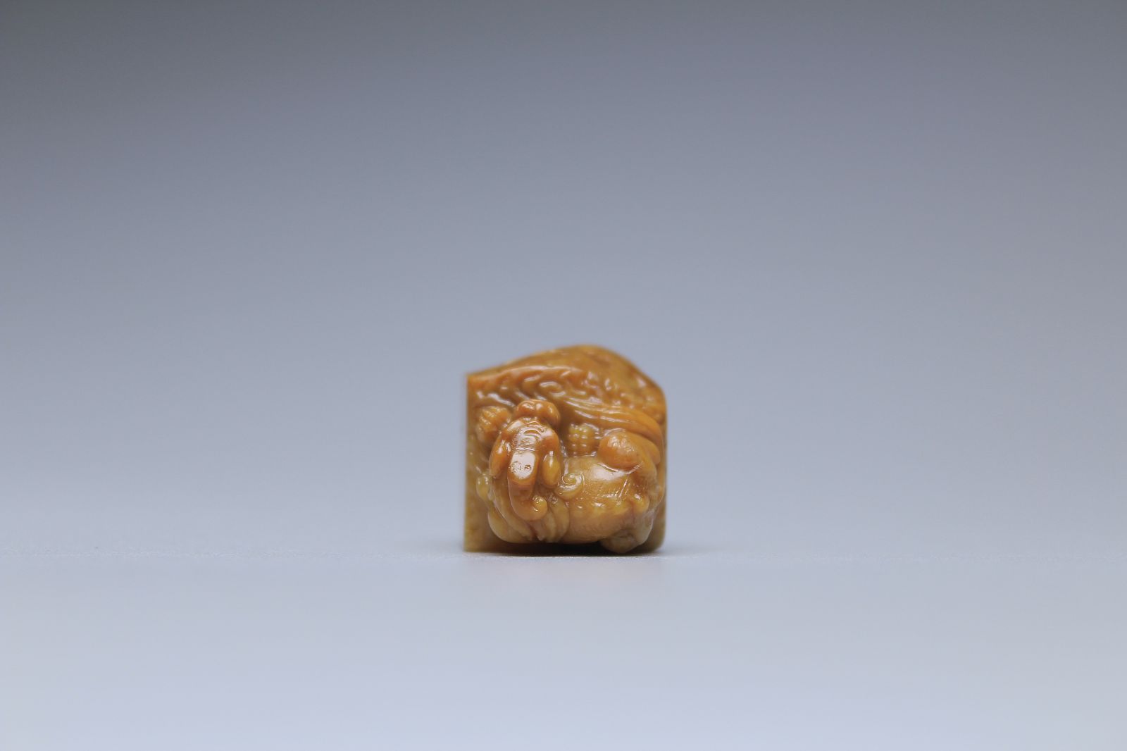 寿山石印材 中坂田黄石 高級印材 台付 印材 稀少 古獣印鈕 篆刻【正一