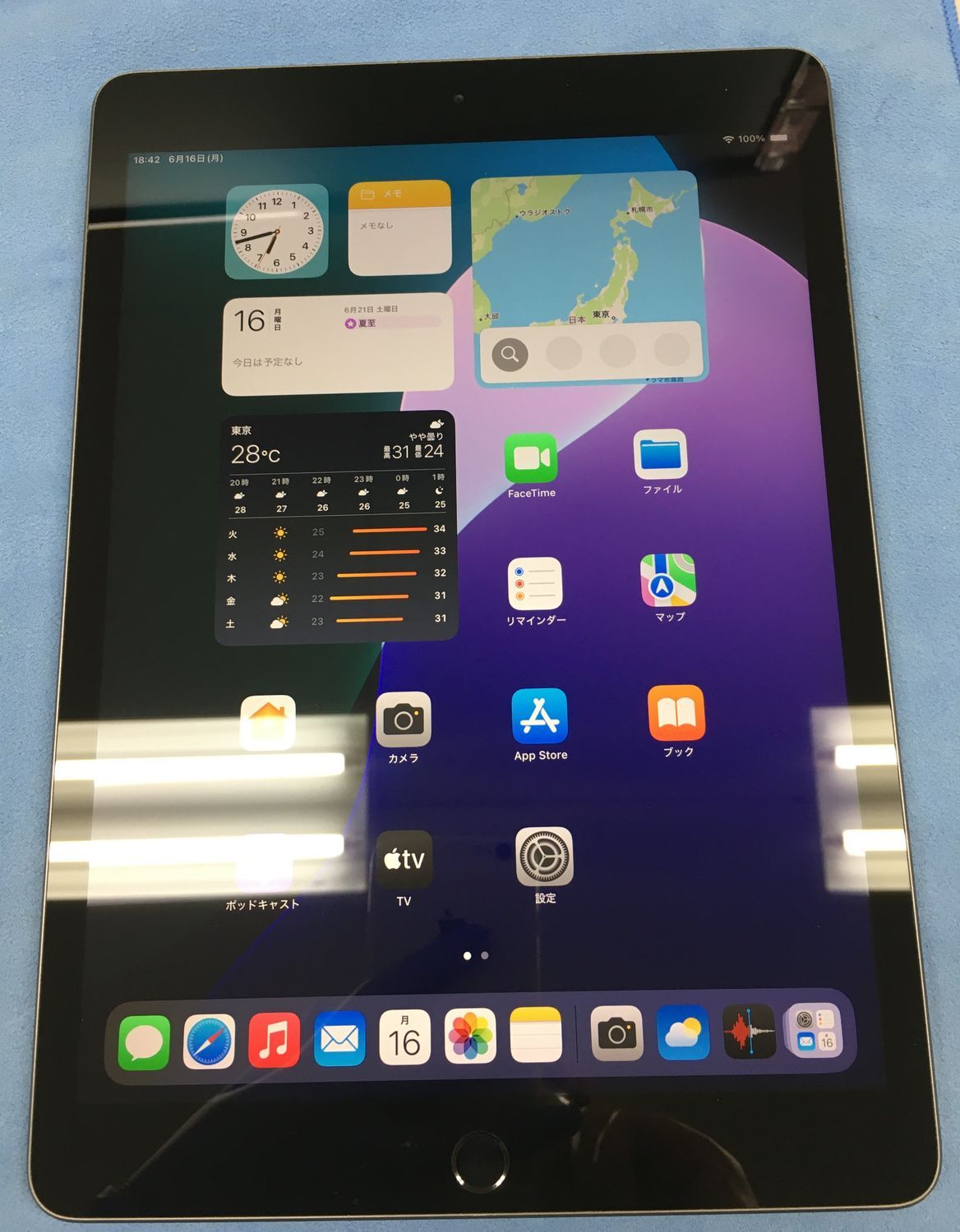 動作 初期化済み 電池92％ Apple iPad 第7世代 Wi-Fi 128GB スペースグレイ 電源ボタン