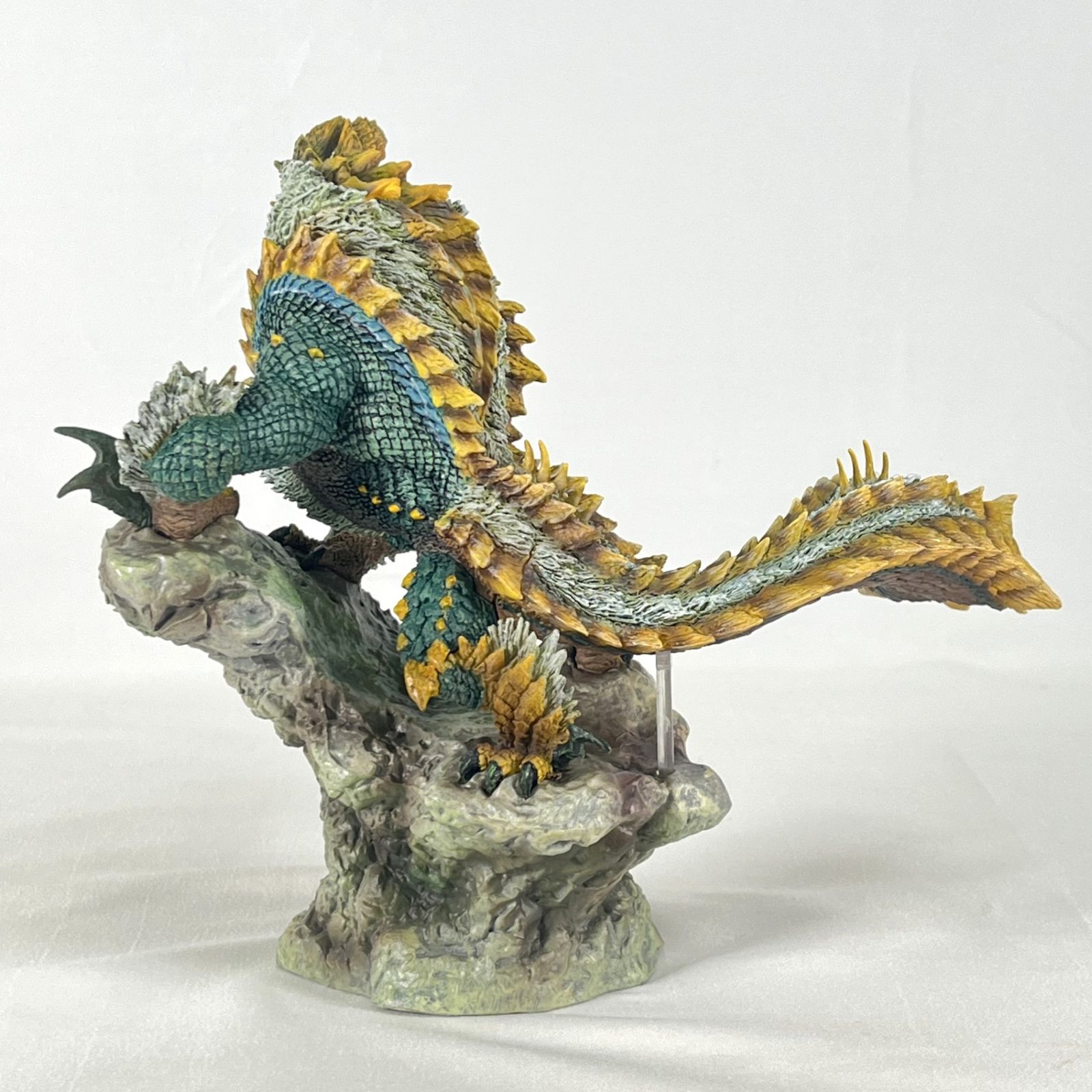 中古　モンスターハンター　雷狼竜　ジンオウガ　フィギュア モンスターハンター 雷狼竜 ジンオウガ カプコンフィギュア