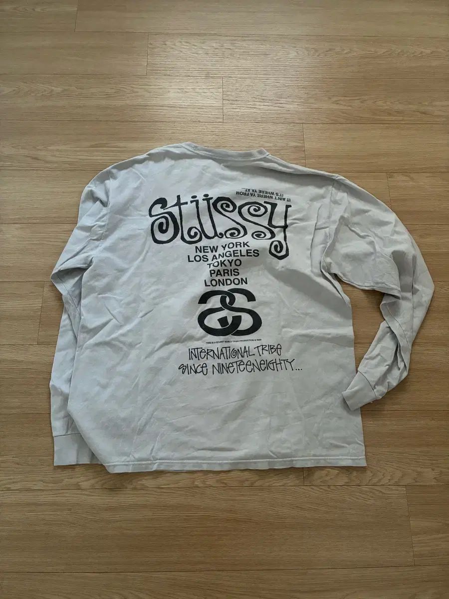 XL STUSSY WORLD TOUR WARRIOR MAN ロゴ プリンティング ロングスリーブ 白 KARIMZIABAT_FR