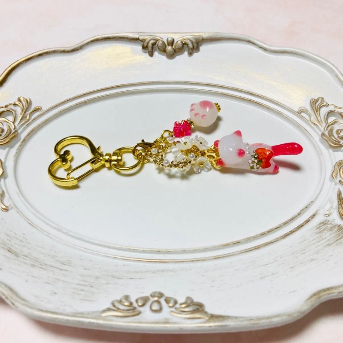 おすわりねこちゃんとショートケーキのバッグチャーム　いちごみるく×桜×苺 おすわりねこちゃんとショートケーキのバッグチャーム いちごみるく×桜