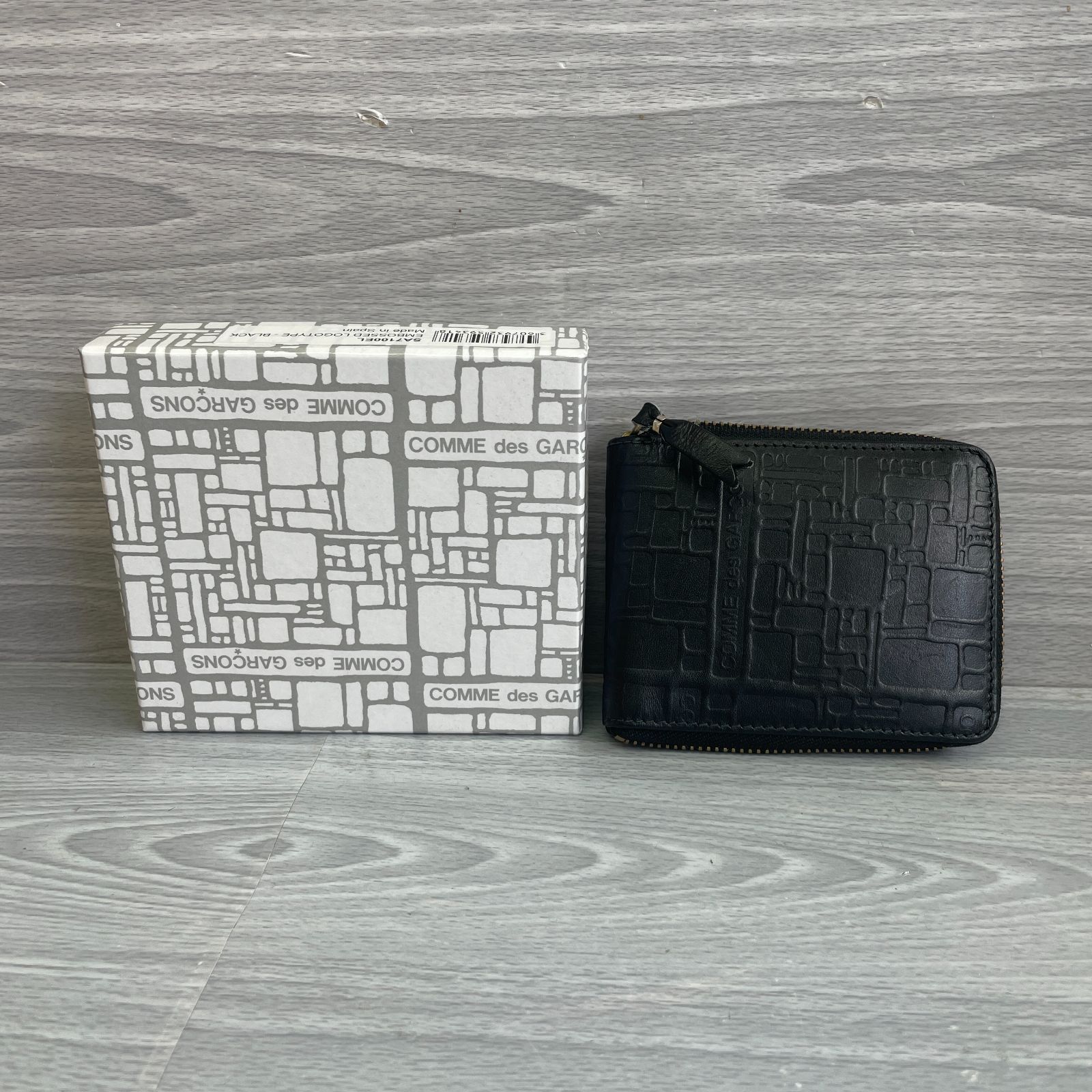 COMME des GARCONS Wallet Embossed Logo コムデギャルソン 2つ折り