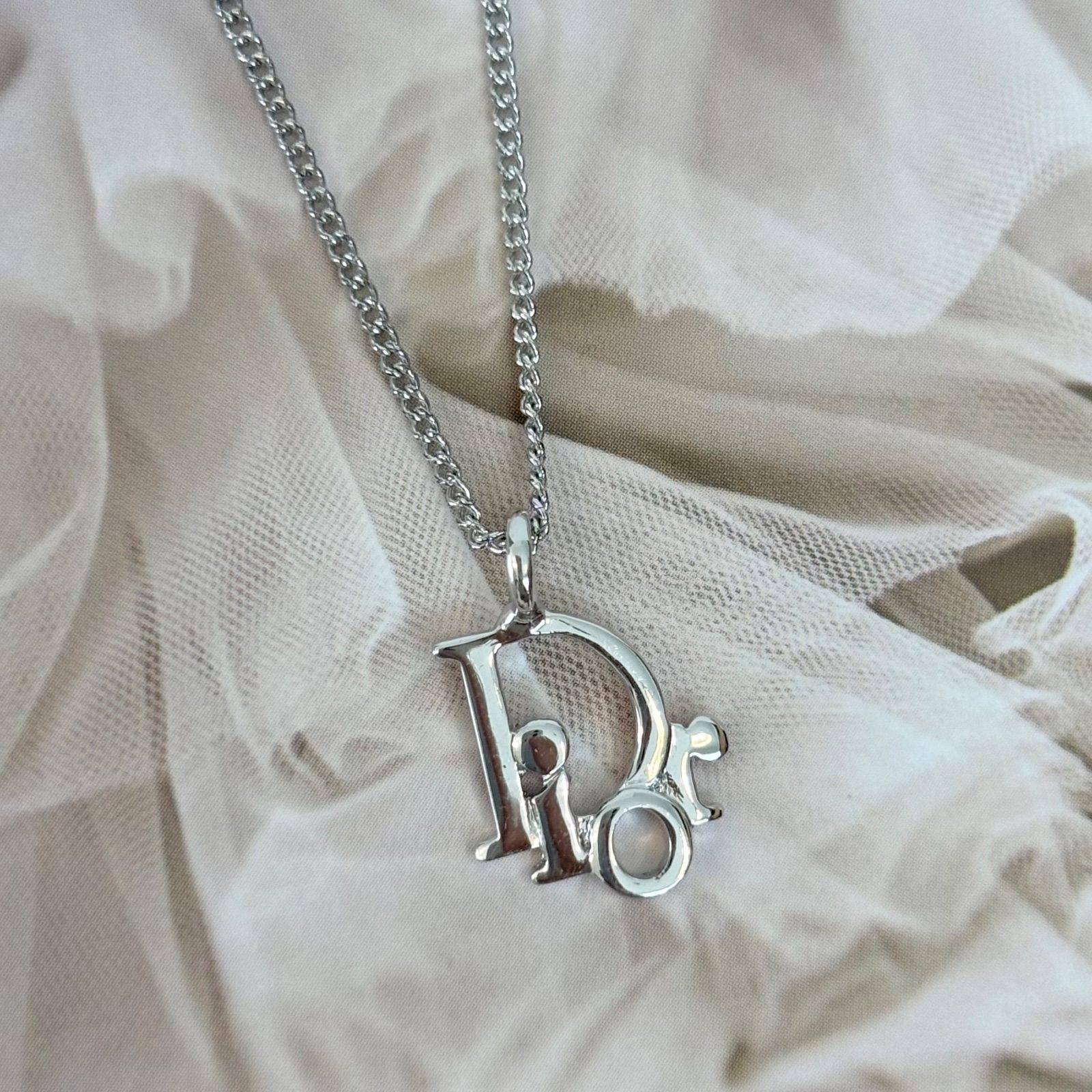 Dior シルバーネックレス ロゴモチーフ 今だけのお得 DIOR 偽物 ネックレス シルバー ロゴ ダブル