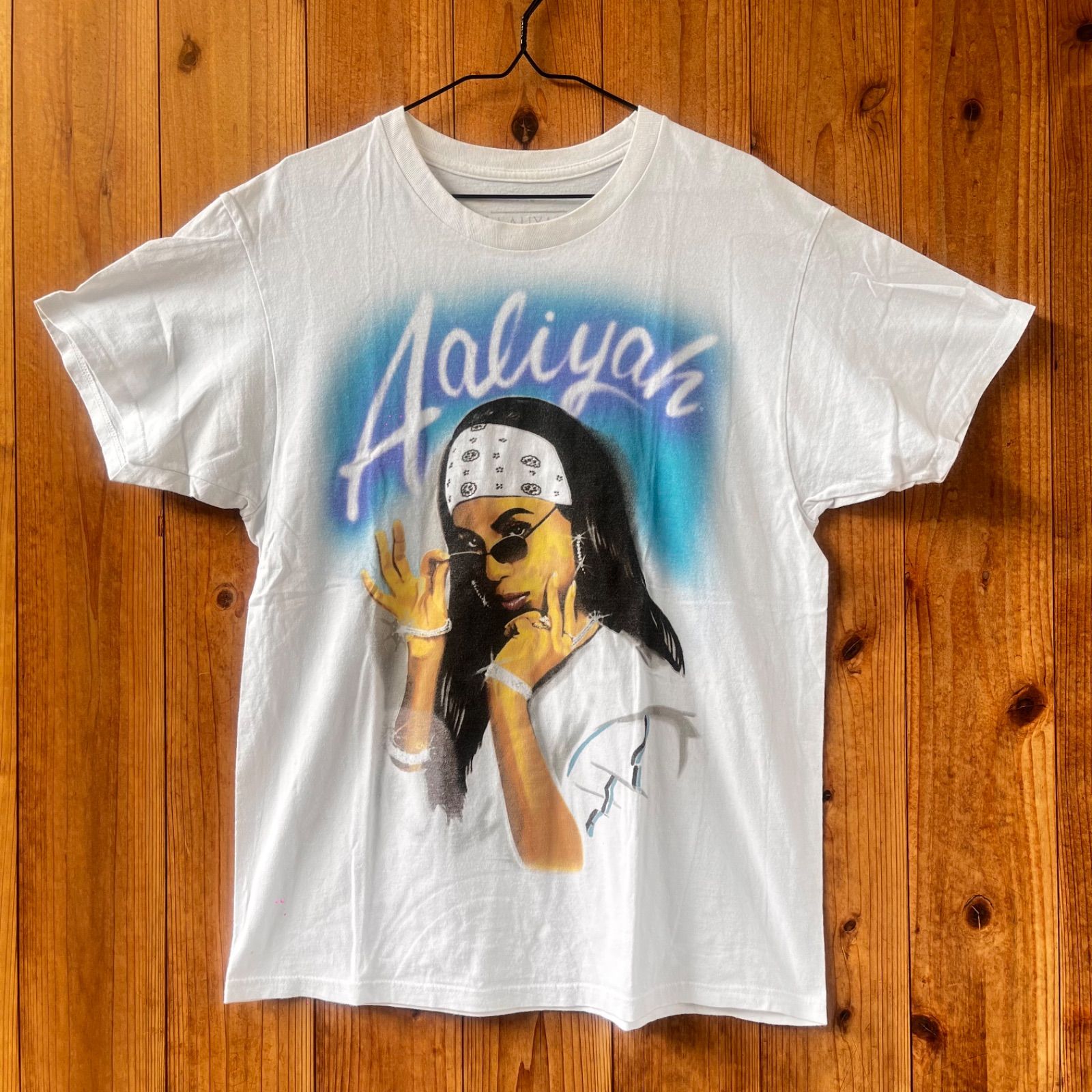 サングラスをずらして上目遣いのAaliyah(アリーヤ)Tシャツ