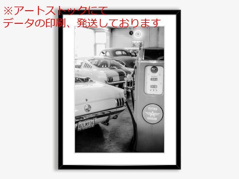 mz ポスター A3 (A4も可) ガスポンプの隣のフォード マスタング 写真ポスター 白黒のヴィンテー