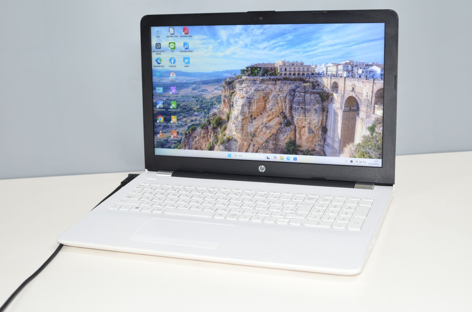 中古訳アリノートパソコン Windows11+office HP 15-bs005TU celeron-N3060/メモリ8GB/SSD256GB/15.6インチ/webカメラ/無線/DVDマルチ搭載 中古訳アリノートパソコン Windows11+office HP 15-bs005TU celeron