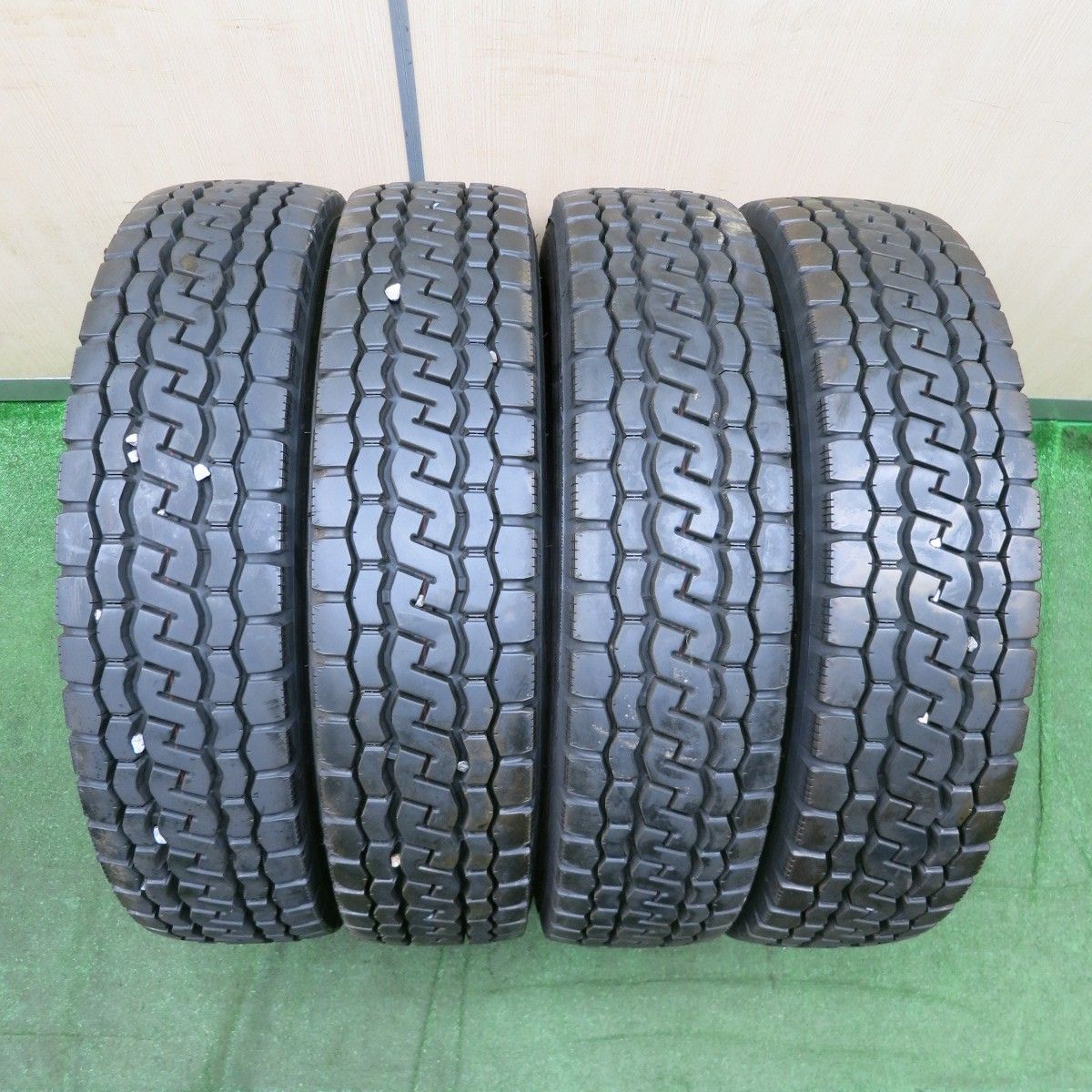 *送料無料* バリ溝！20年！9.5分トラック タイヤ 195/85R16 114/112N ブリヂストン エコピア M812 ミックス オールシーズン 16インチ4071313NJスタ