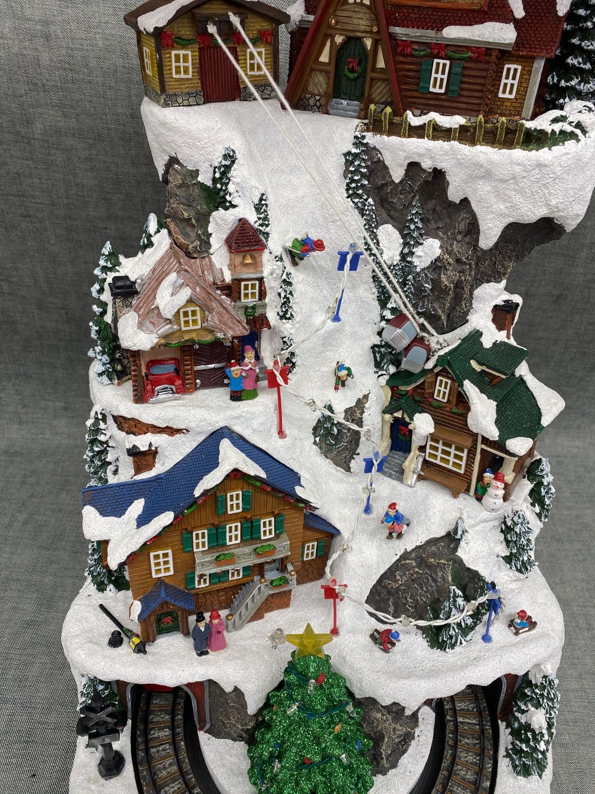 AV YG25102309 ≪中古品≫ クリスマスの置物 (ANIMATED SKI MOUNTAIN