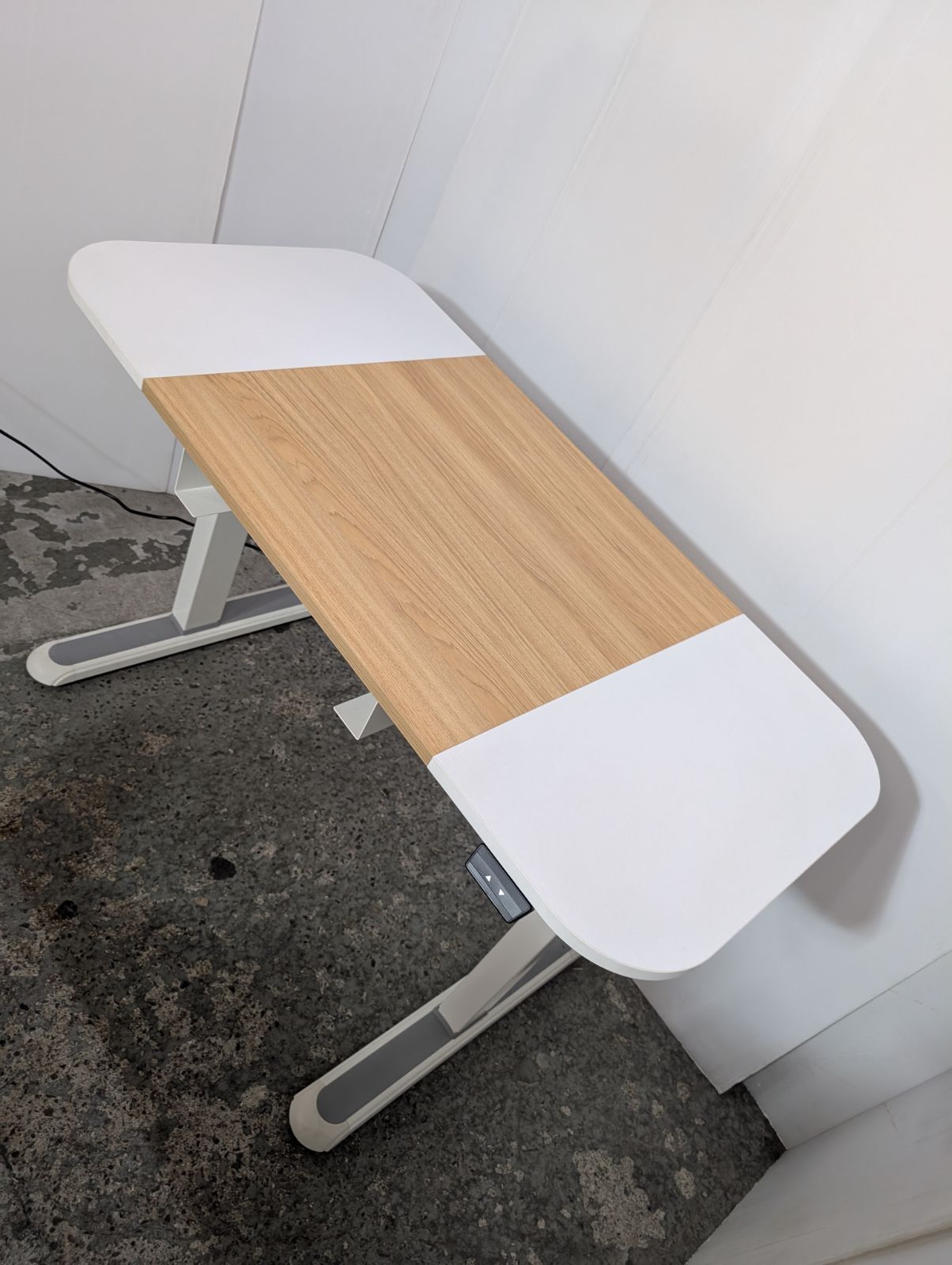 特別価格で大奉仕。 電動昇降デスク ゲーミングチェア ホワイトセット テーブル オットマン付きリクライニングチェア メンテナンス済み