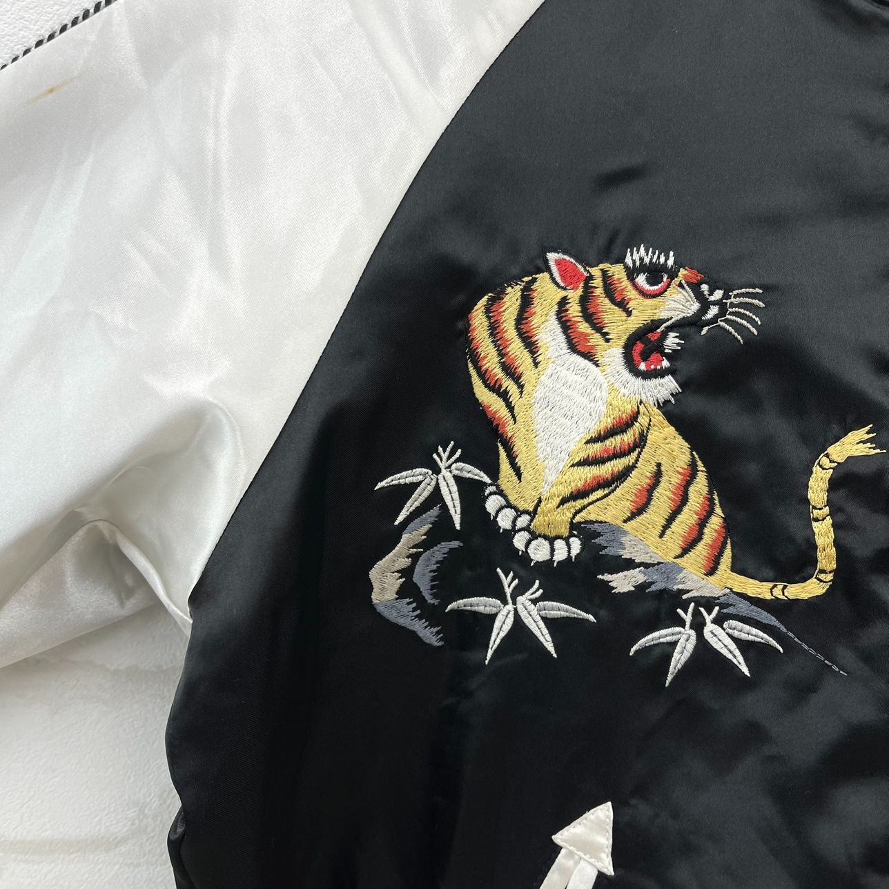 『AVIREX』　スカジャン　リバーシブル　龍　虎　ビッグ刺繍　ブラック　【F】 アヴィレックス リバーシブルスカジャン 虎刺繍 M レディース
