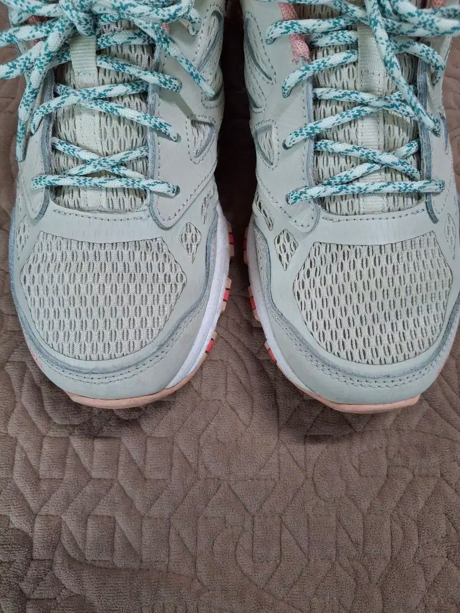 255 SKECHERS