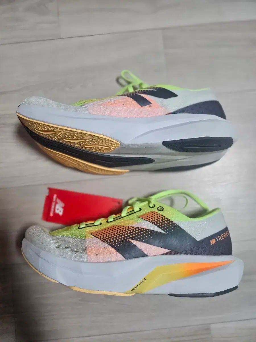 New Balance ニューバランス フューエルセル レベル V4 ランニングシューズ 265