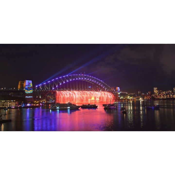 絵画風 壁紙ポスター (はがせるシール式) シドニー・ハーバーブリッジ 花火夜景 世界一幅の広い橋 オーストラリア パノラマ キャラクロ ASDN-009S1 (1152mm×576mm) ＜日本製＞ ウォールステッカー 