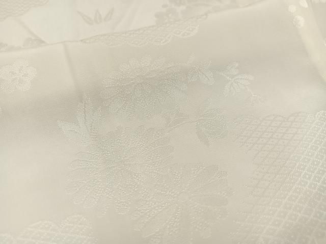 しなやかな縮緬地に華やかに描かれました柄模様が美しいアンティークの正絹長襦袢です しなやかな縮緬地に華やかに描かれました柄模様が美しい