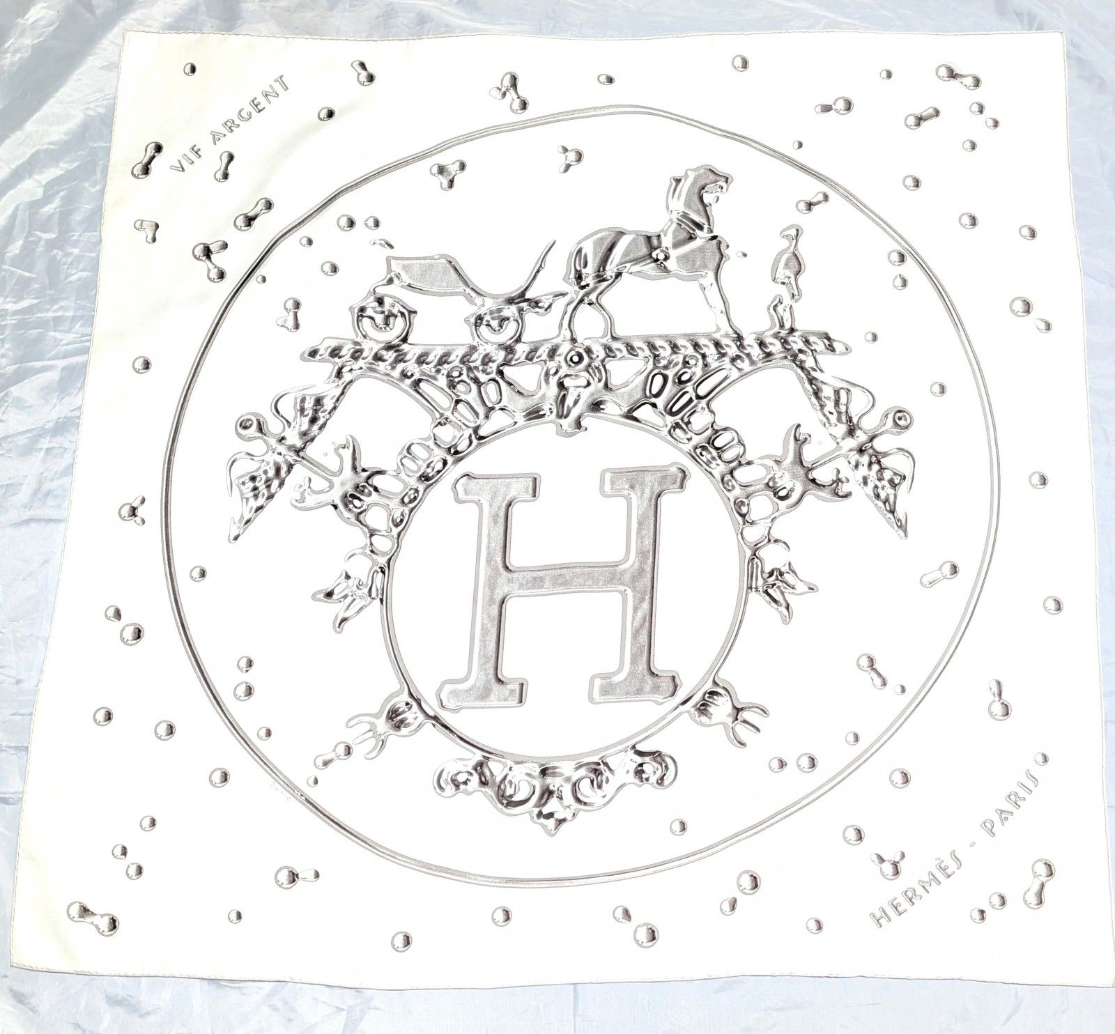 新品未使用 HERMES エルメス カレ 90 銀の雫 VIF ARGENT HERMES エルメス スカーフ カレ90 『VIF ARGENT(銀のしずく