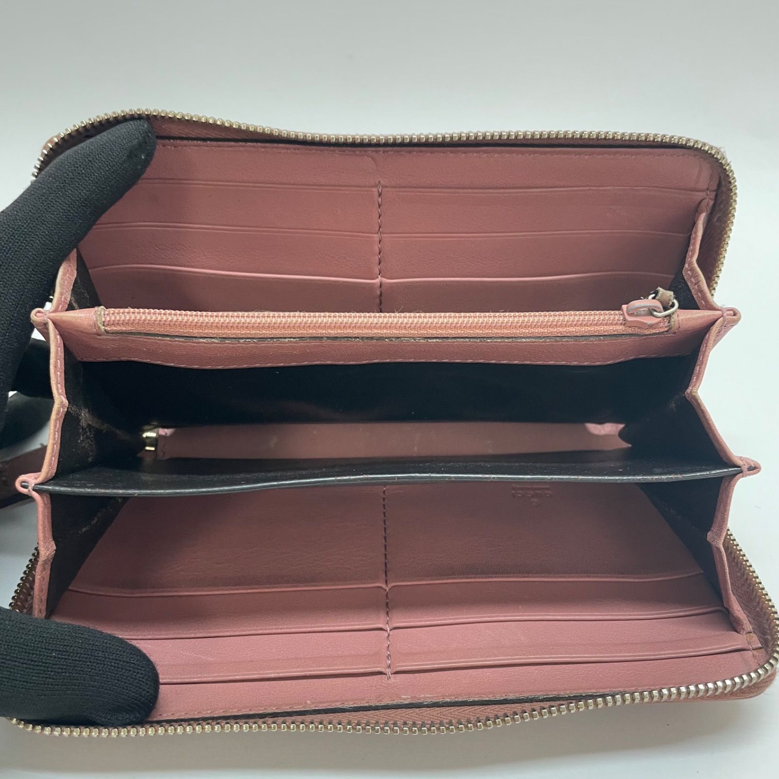 1475 GUCCI グッチ 長財布 シマレザー ピンク チャーム付き