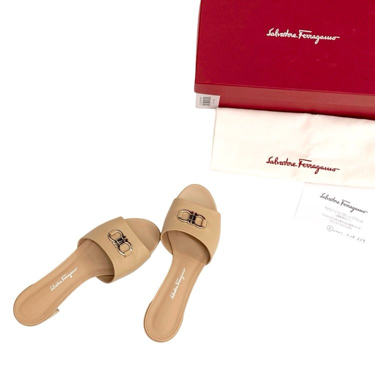 や*ん様 【美品】Salvatore Ferragamo ベージュサンダル　ガン Ferragamo フェラガモ CLARE 30 ミュール ガンチーニスライド