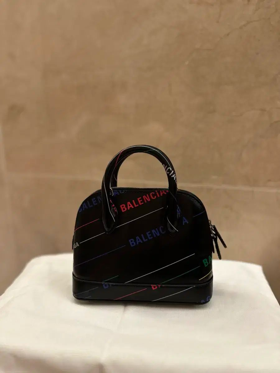 BALENCIAGA