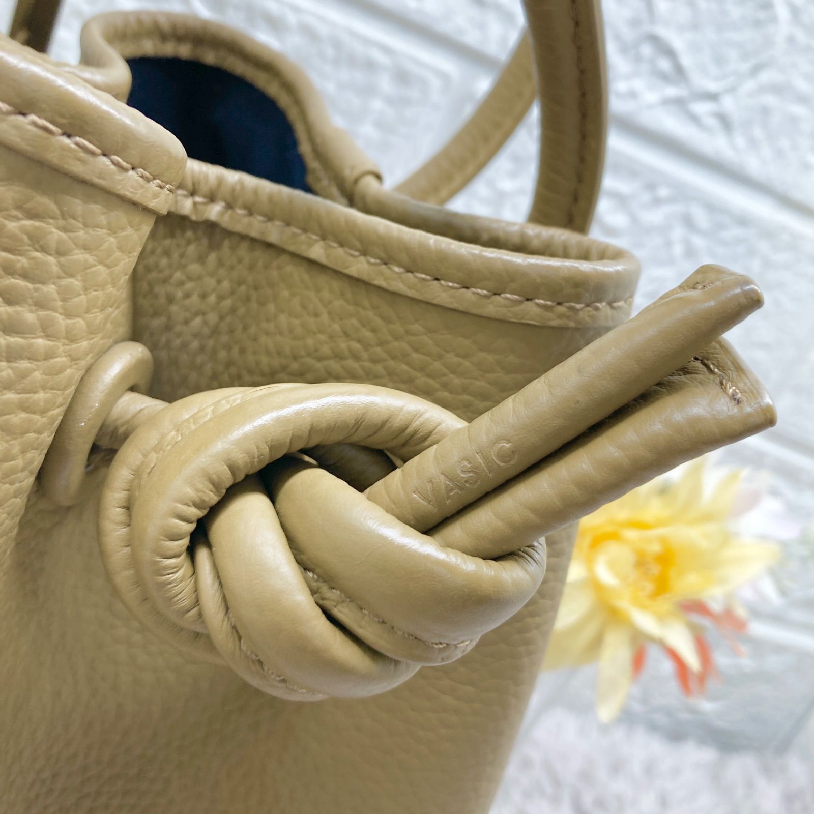美品❣️ VASIC❣️ヴァジック ボンド レザー 巾着型 美品❣️ VASIC❣️ヴァジック ボンド レザー 巾着型
