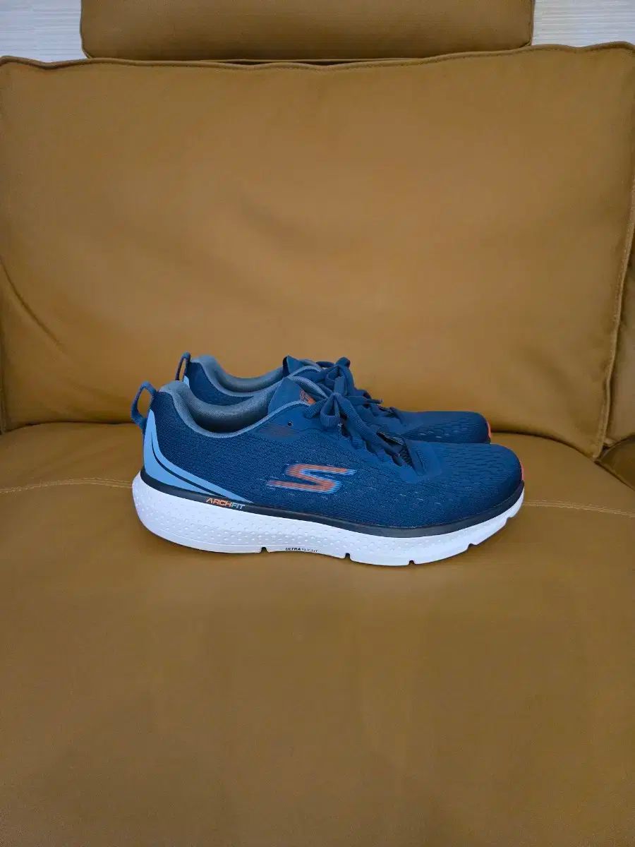 SKECHERS