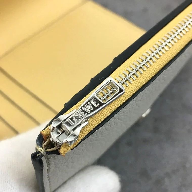 送料込み！ 未使用品 LOEWE バーティカルウォレットスモール 箱付き  