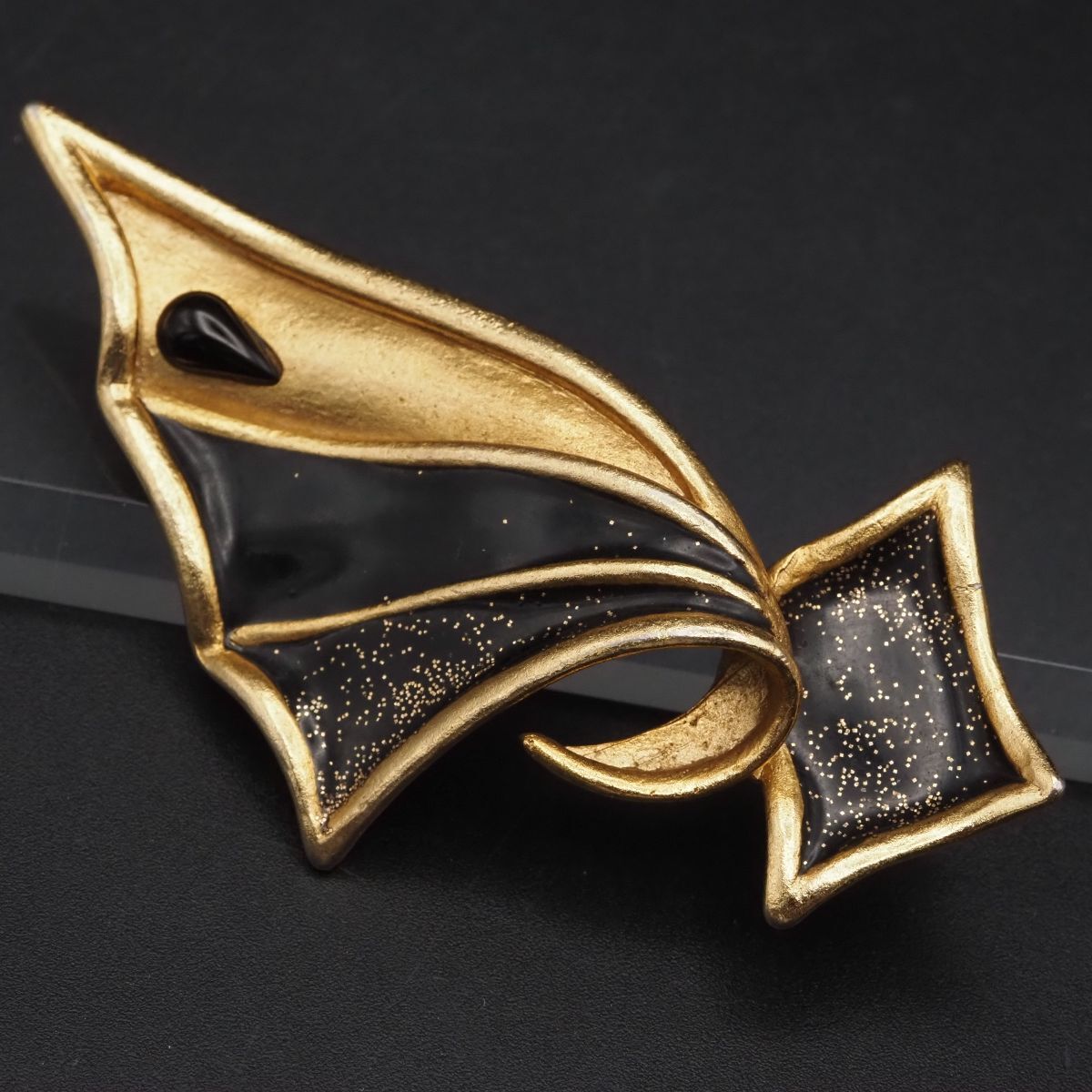 F048 UNGARO PARIS ウンガロ ブローチ 大ぶり ブラック ゴールド デザイン
