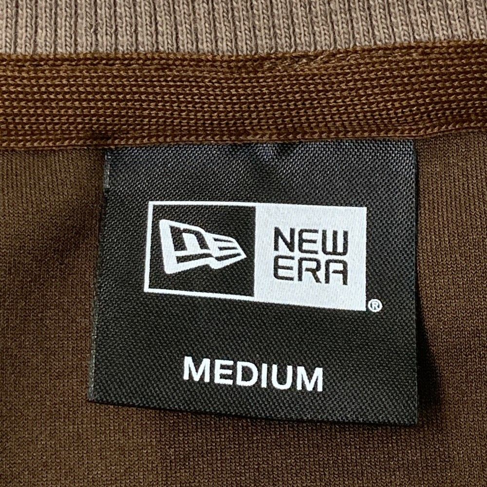 サイズ：MEDIUM NEW ERA ニューエラ  スウェットトレーナー  ブラウン系 [240101439455] ゴルフウェア メンズ ストスト サイズ：MEDIUM NEW ERA ニューエラ スウェットトレーナー