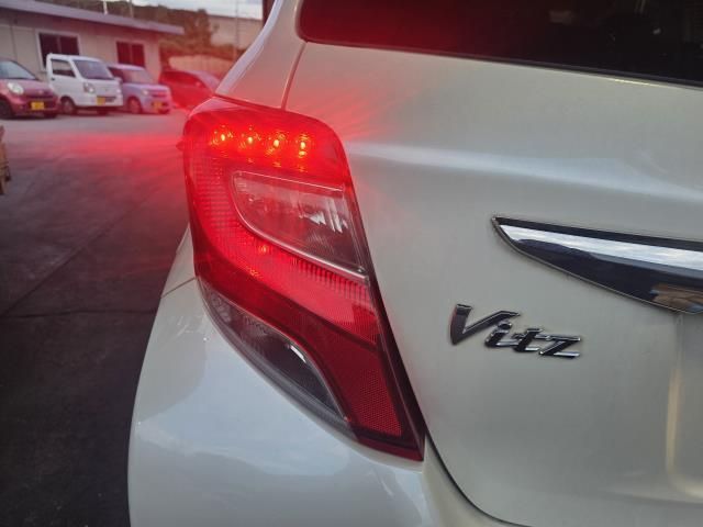 ヴィッツ DBA-NSP135 左テールランプ テールライト 助手席側 LED コイト 81560-52B90 自社品番250493