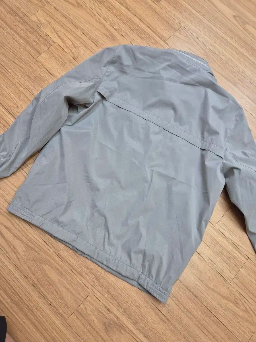 DKNY グレー ウインドブレーカー M サイズ全体 使用感 書き留めてください 手つかずの