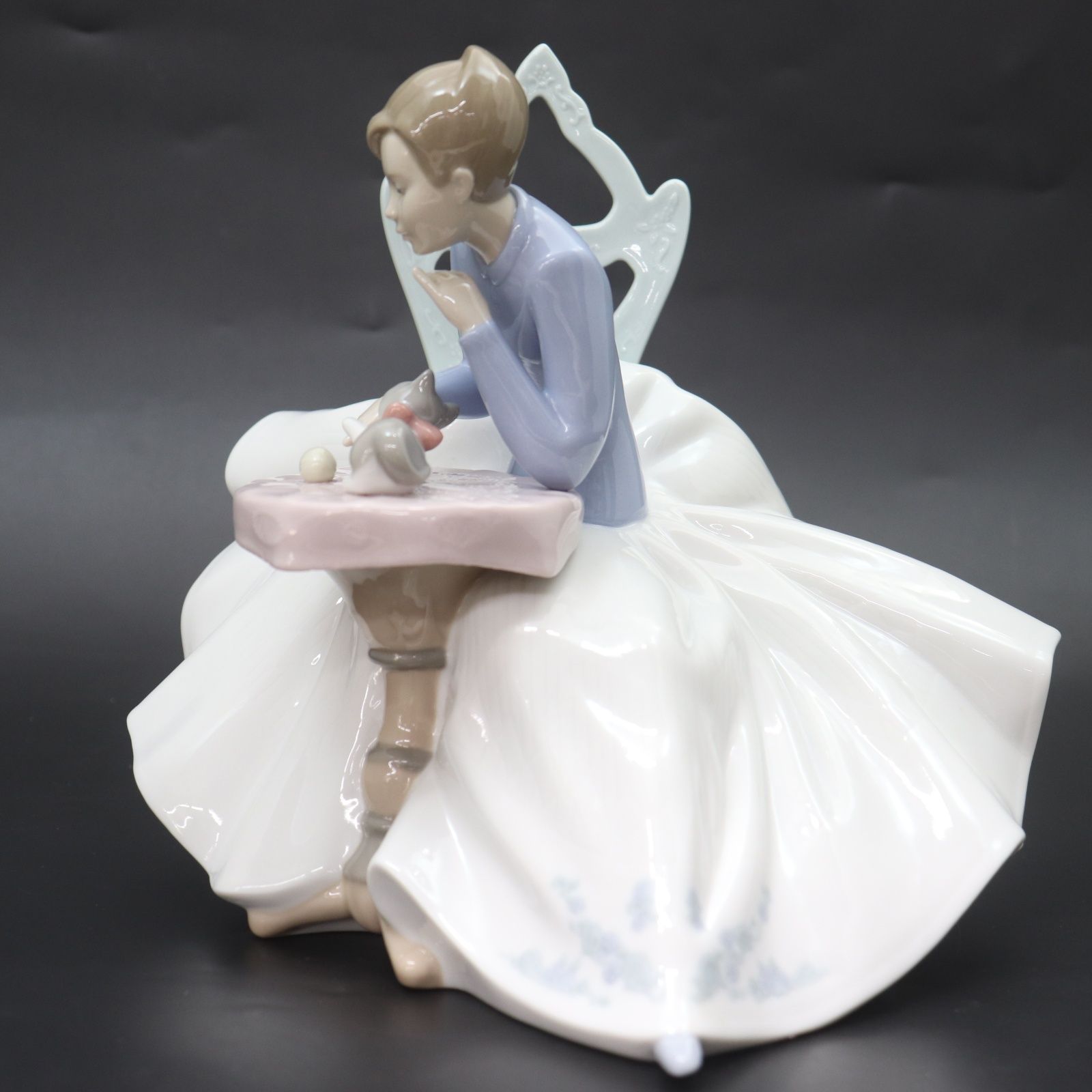 子猫と遊ぶ 少女